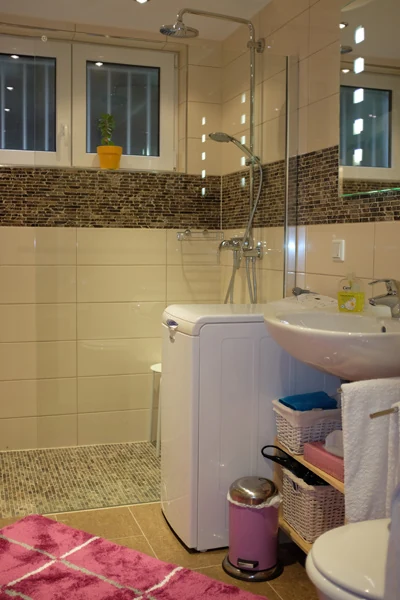 Bathroom with level-access shower